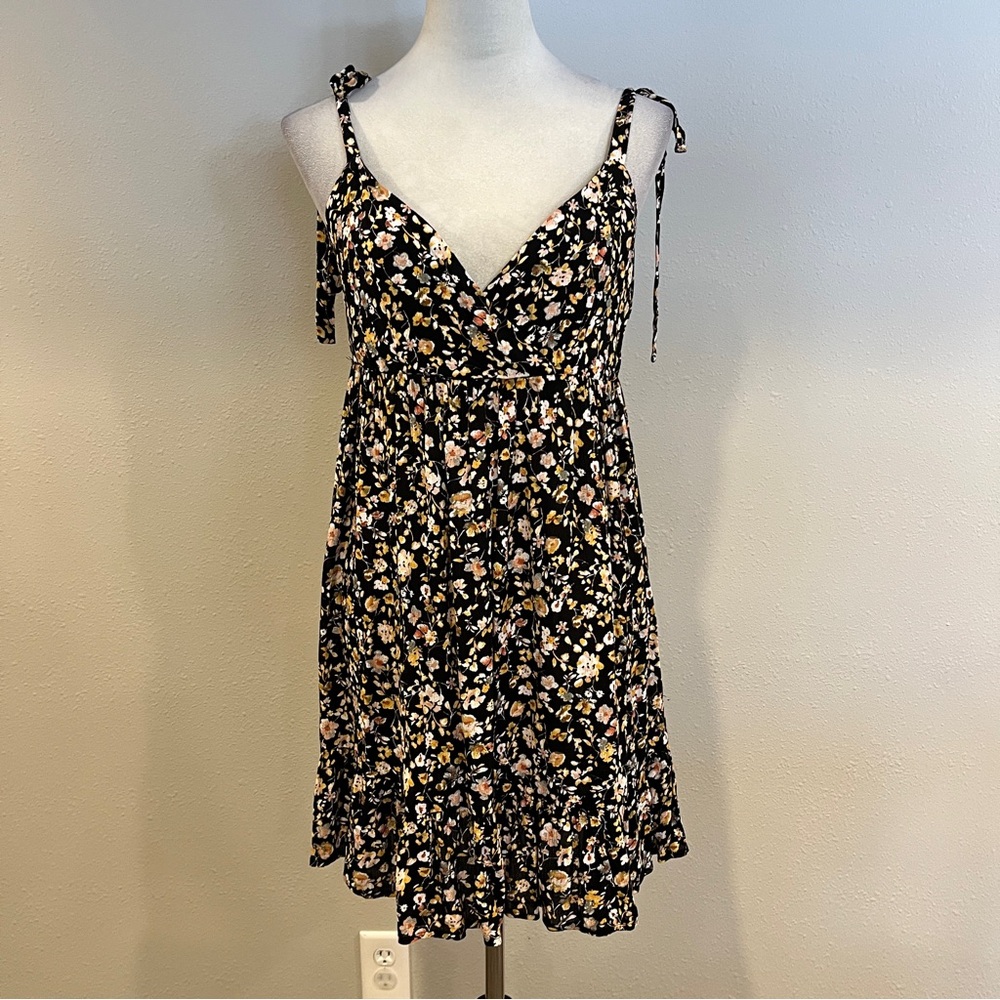 Ivy & Main Floral Black v-neck mini Dress with straps size large‎ juniors